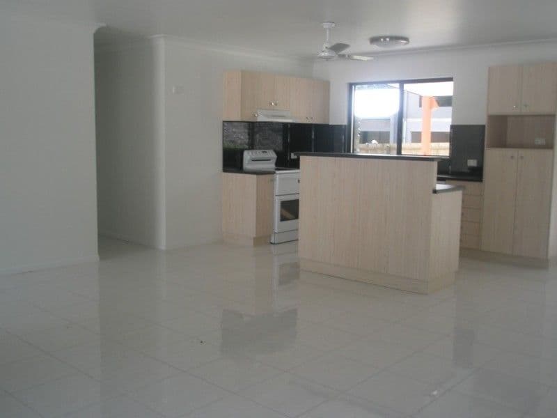 35 Ridgeview Road, CANNONVALE QLD 4802, Cannonvale - Thumbnail 5