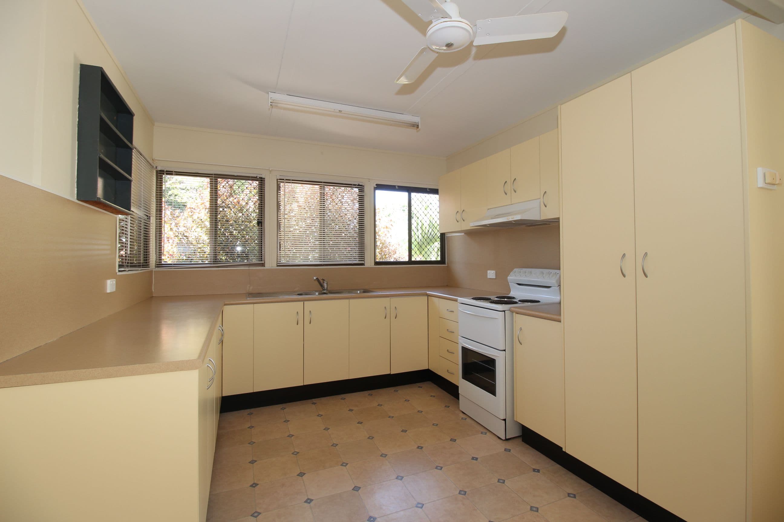 29 Retro Street, Emerald QLD 4720, Emerald - Thumbnail 4