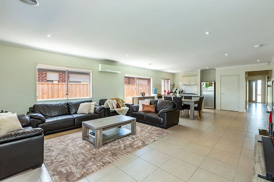 7 Butchart Close, Point Cook VIC 3030, Point Cook - Thumbnail 2