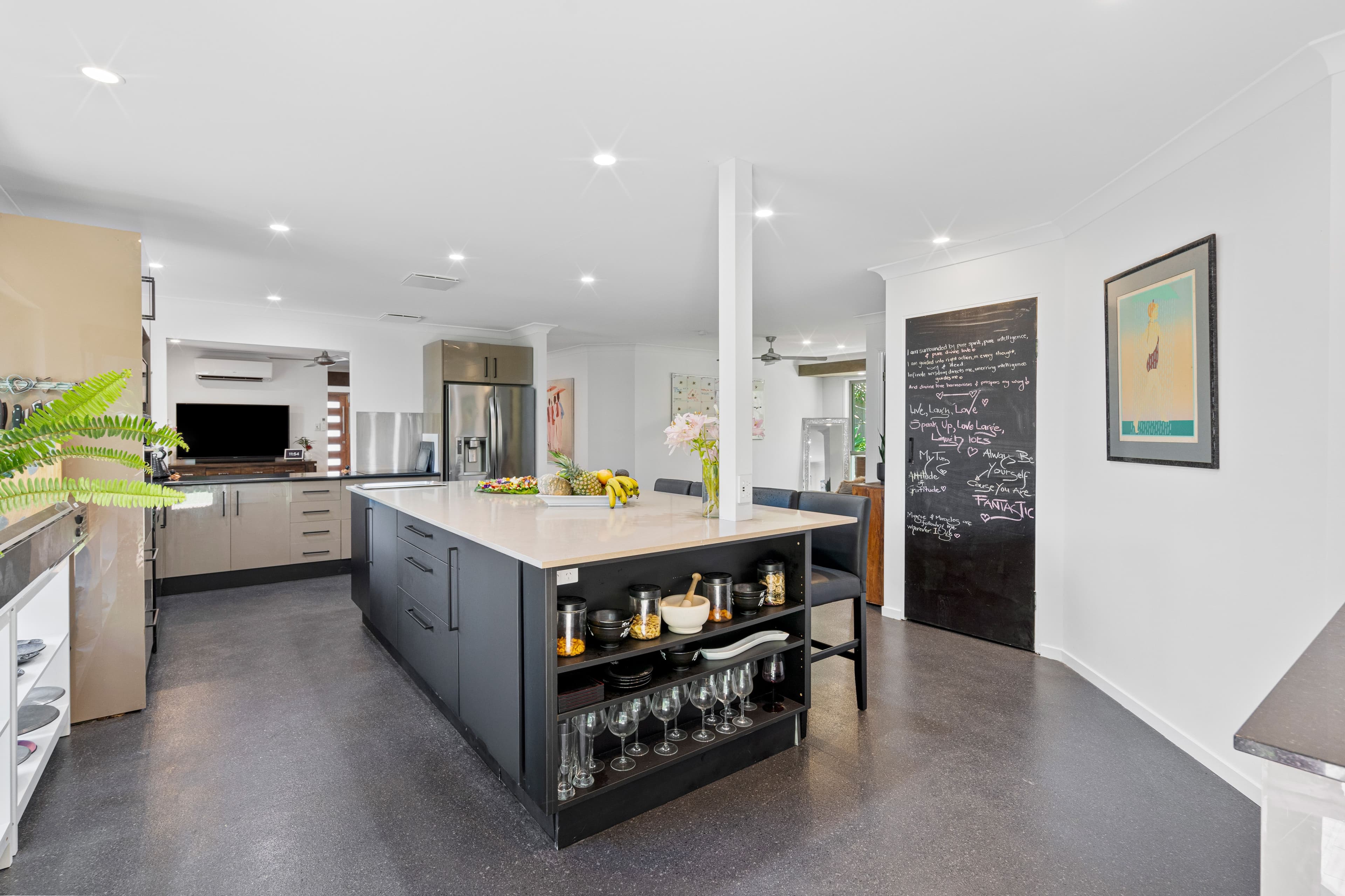 16 Royal Court, Ashmore QLD 4214, Ashmore - Thumbnail 3