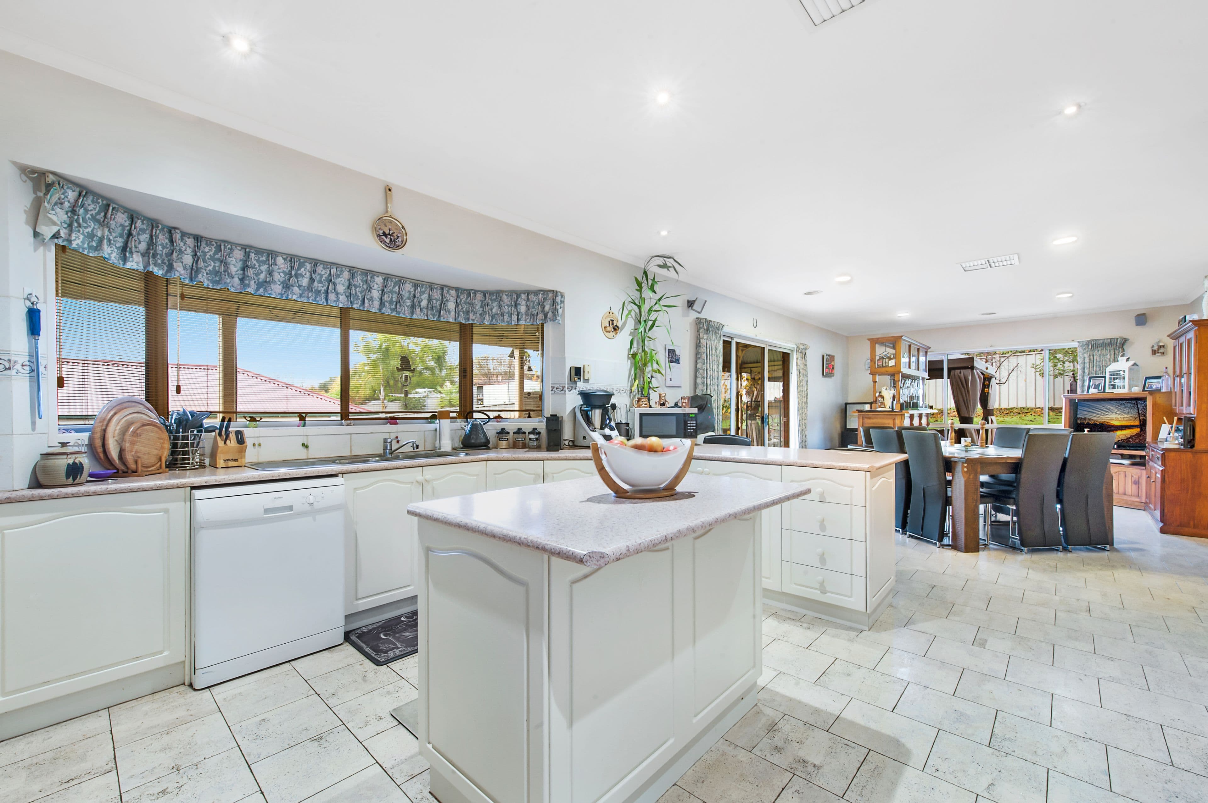 10 Helsingor Avenue, Wodonga VIC 3690, Wodonga - Thumbnail 2