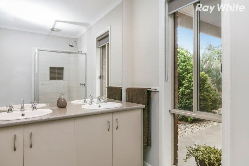 75 Leigh Drive, Pakenham VIC 3810, Pakenham - Thumbnail 3