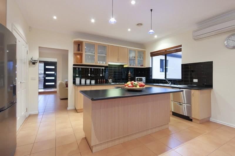 8 Overton Close, ROWVILLE VIC 3178, Rowville - Thumbnail 2