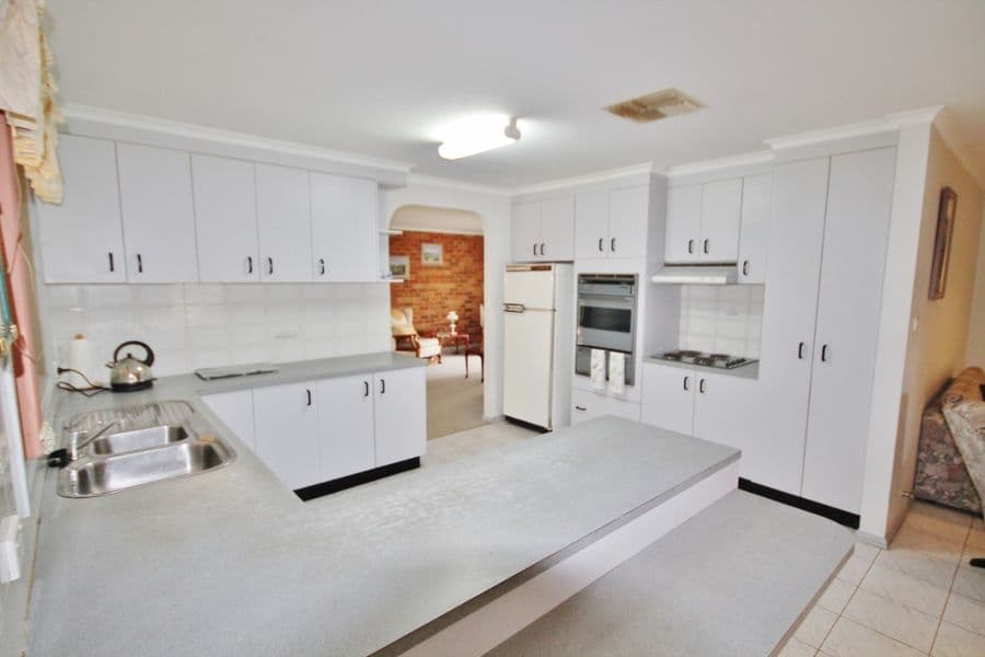 40 Pineview Circuit, YOUNG NSW 2594, Young - Thumbnail 2
