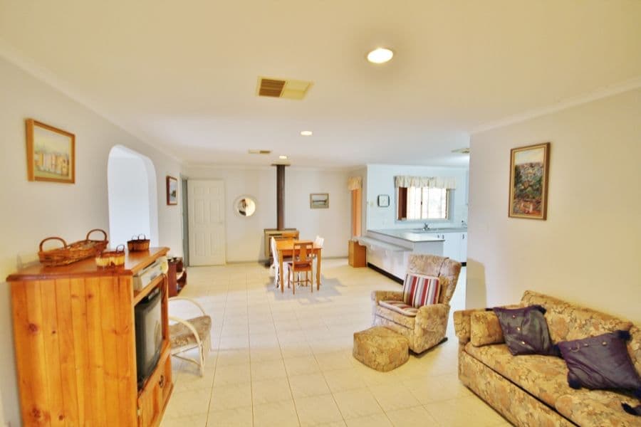 40 Pineview Circuit, YOUNG NSW 2594, Young - Thumbnail 5