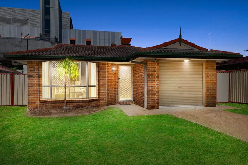 10 Buttercup Close, Meadowbrook - Thumbnail 2