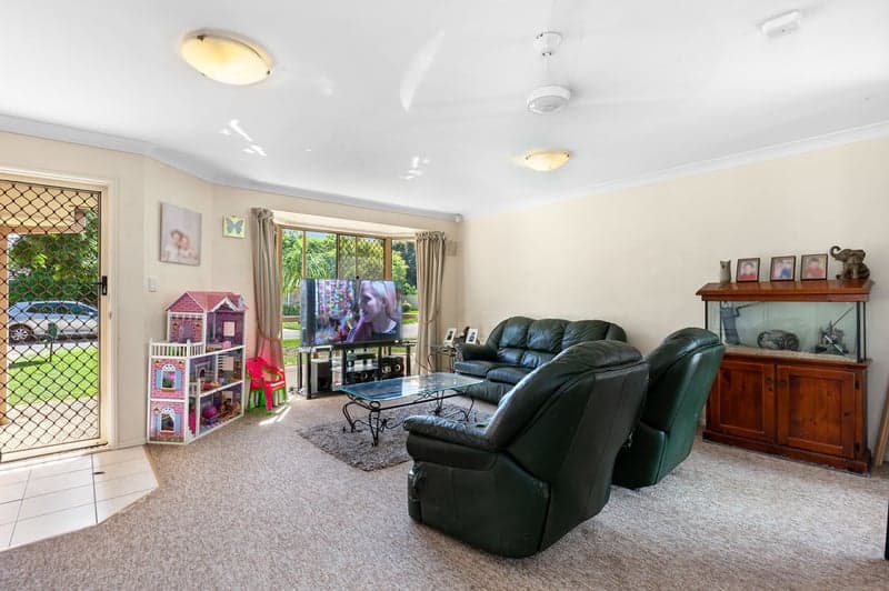 10 Buttercup Close, Meadowbrook - Thumbnail 7