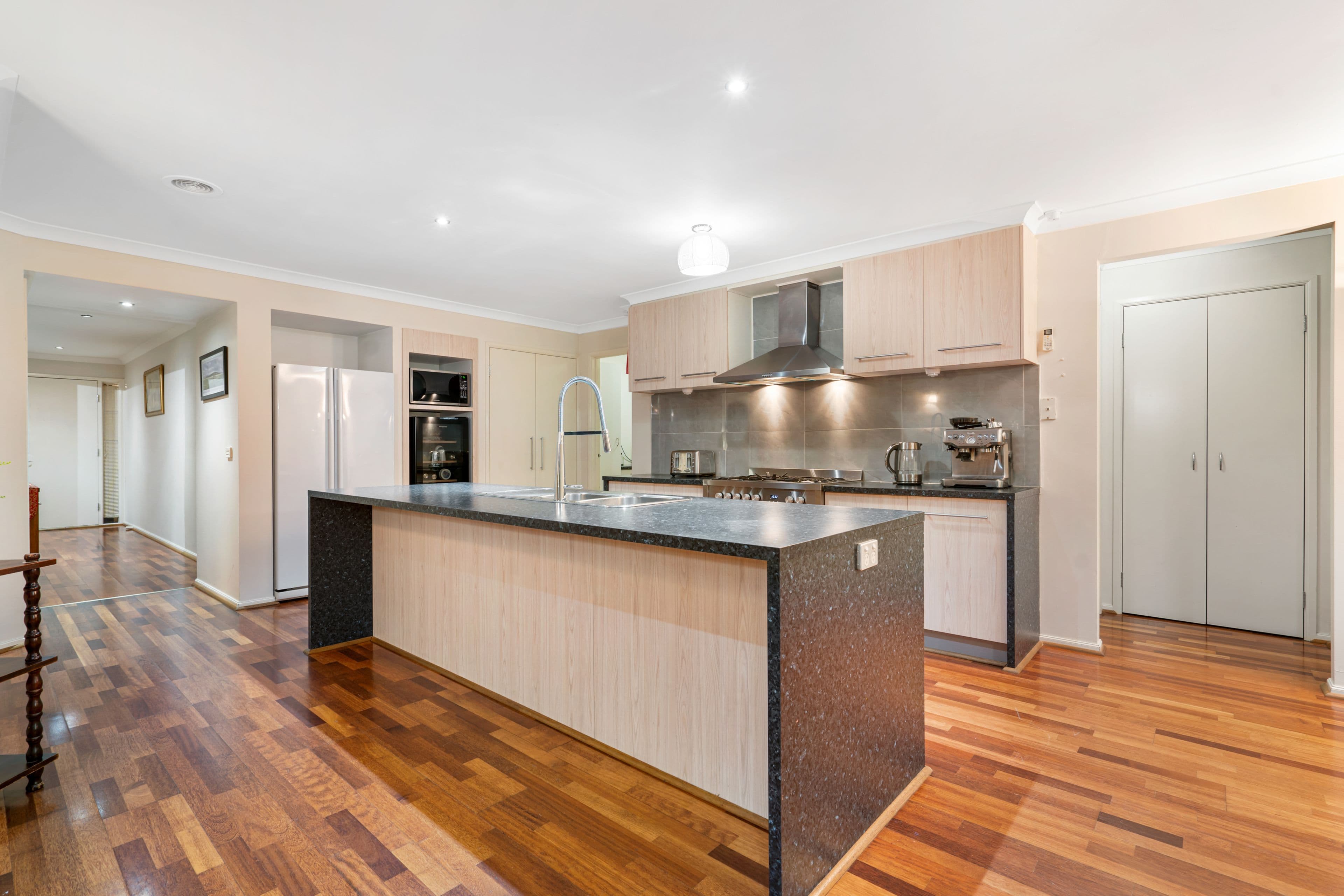 26 Dobell Crescent, Caroline Springs VIC 3023, Caroline Springs - Thumbnail 3