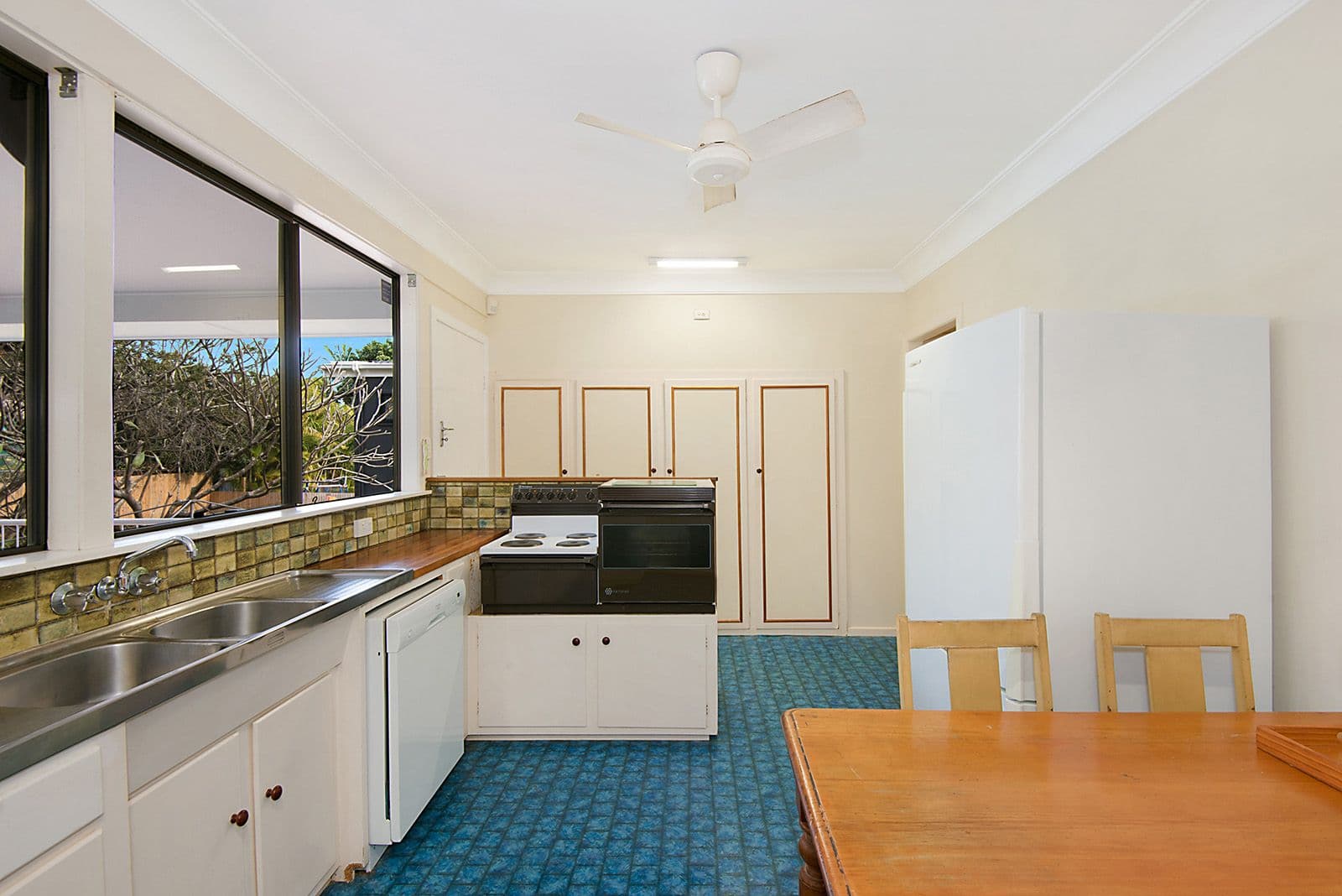 145 Victor Street, Holland Park QLD 4121, Holland Park - Thumbnail 3