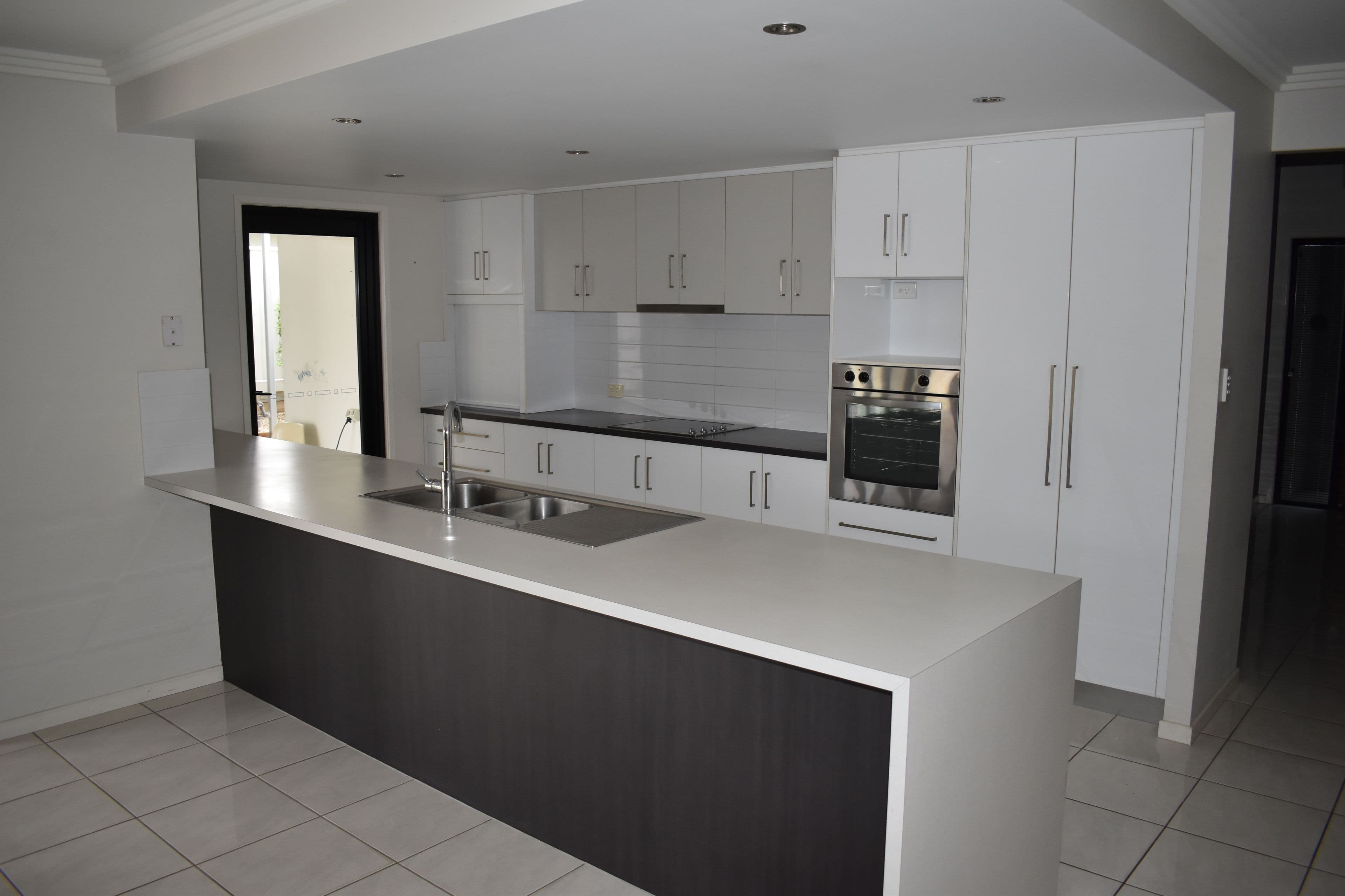 19 Rogers Street, Emerald QLD 4720, Emerald - Thumbnail 2
