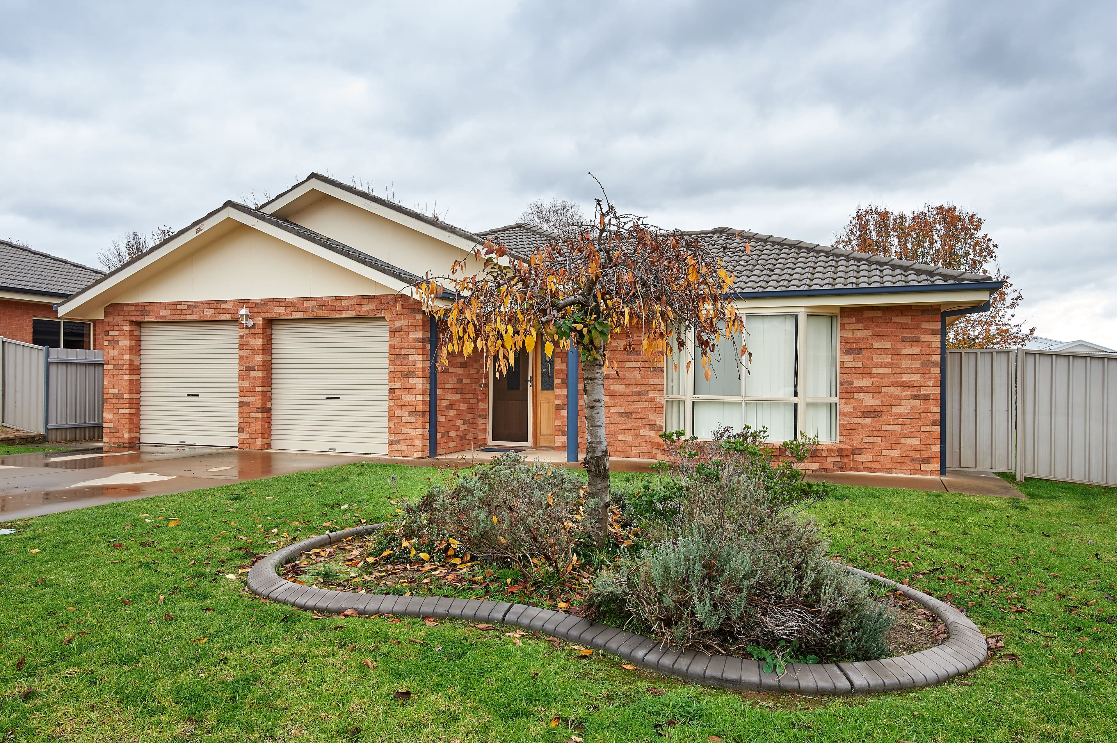 7 Womboin Crescent, Glenfield Park - Image 1
