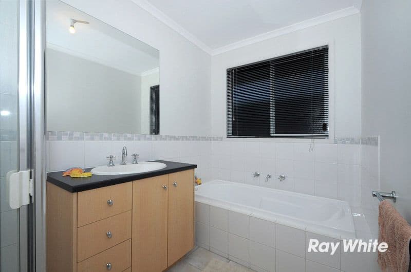 9 Helmsdale Court, CRANBOURNE WEST VIC 3977, Cranbourne West - Thumbnail 5