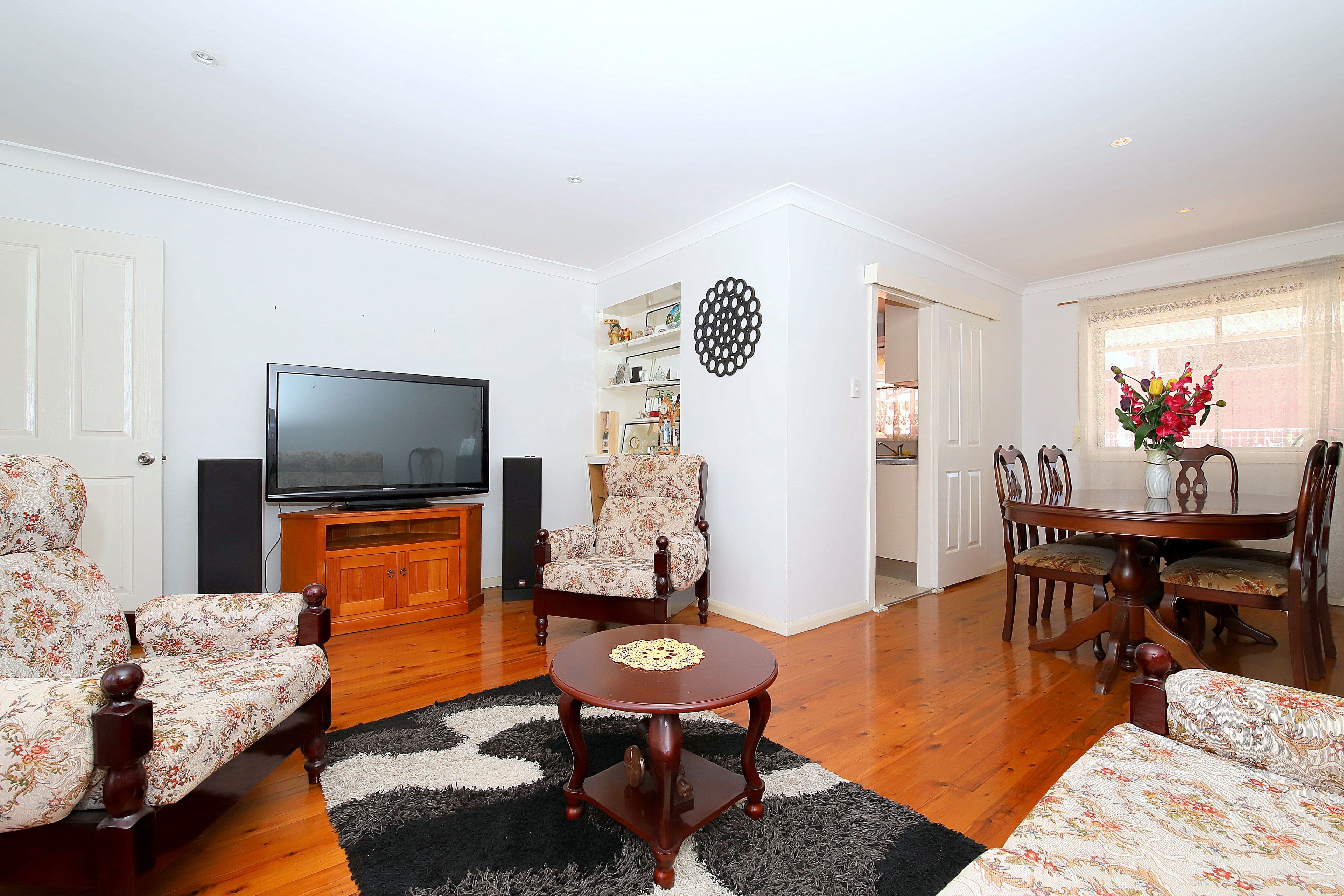 28 Caroline Crescent, Georges Hall - Thumbnail 2