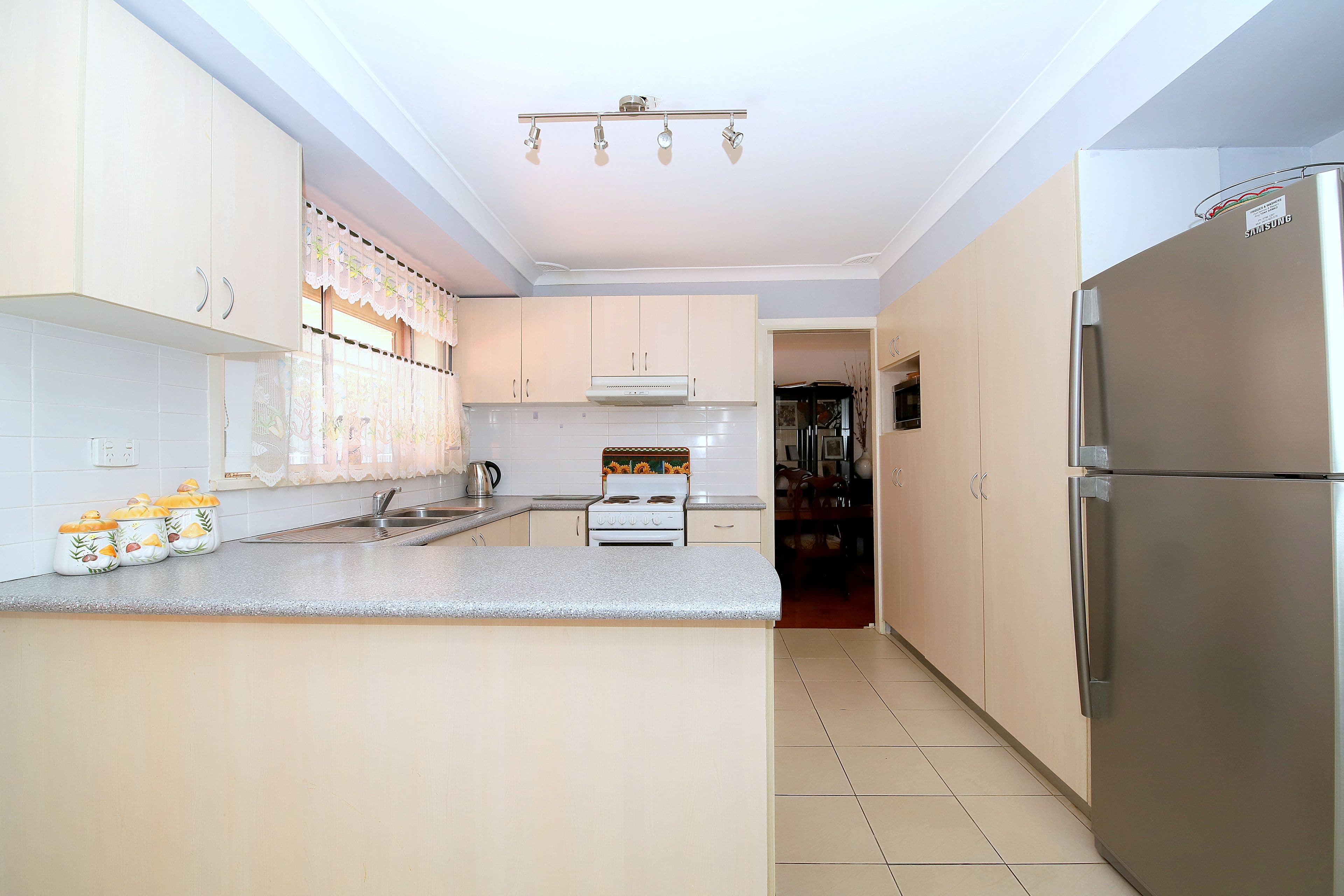 28 Caroline Crescent, Georges Hall - Thumbnail 3