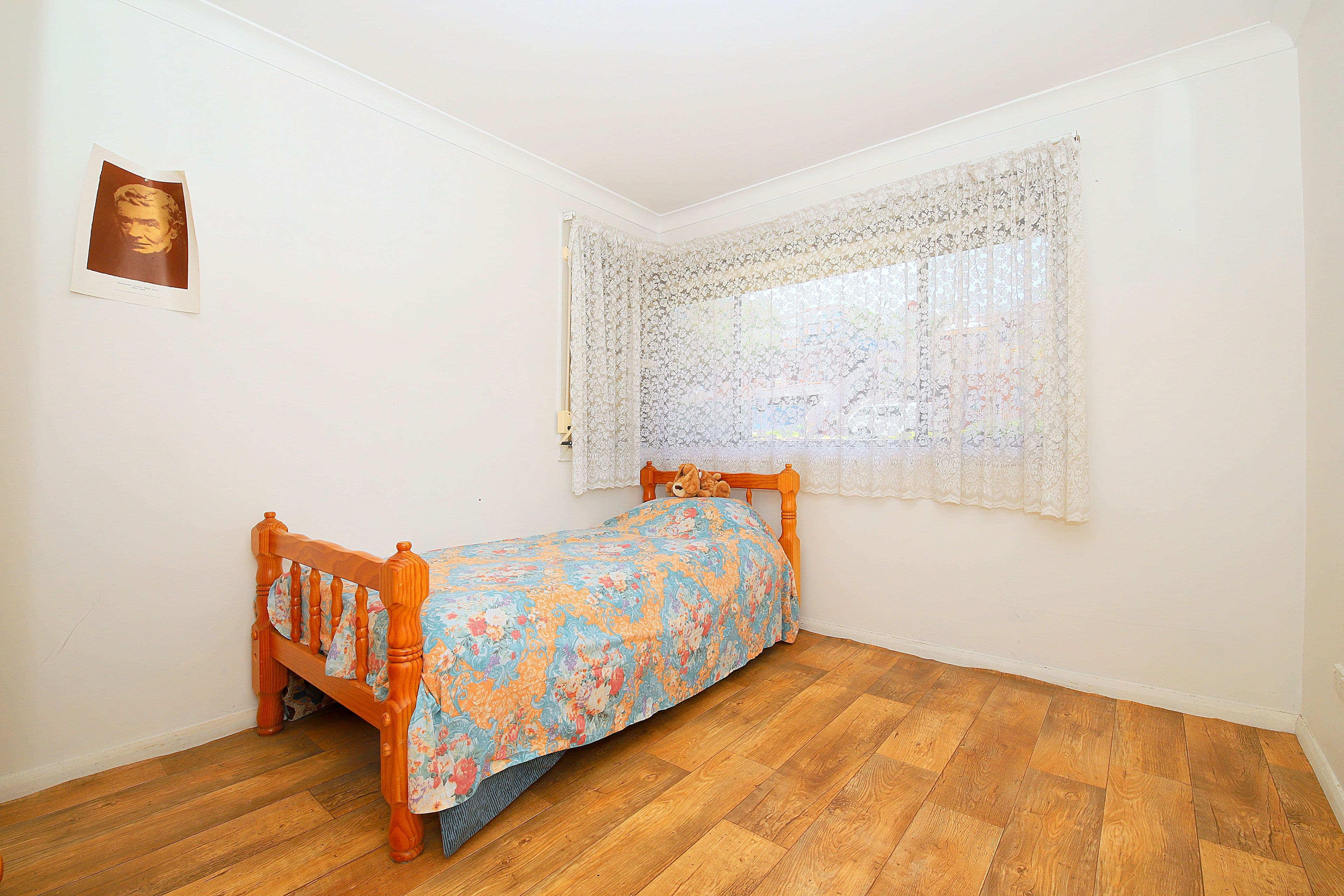 28 Caroline Crescent, Georges Hall - Thumbnail 7