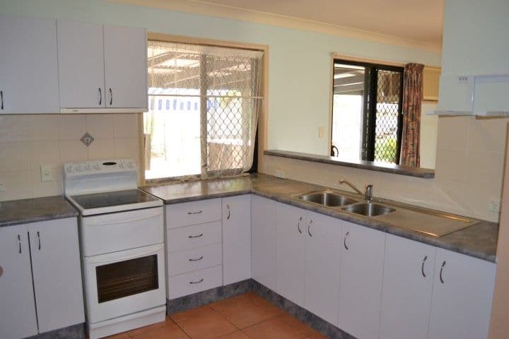 10 Walker Street, CLINTON QLD 4680, Clinton - Thumbnail 2