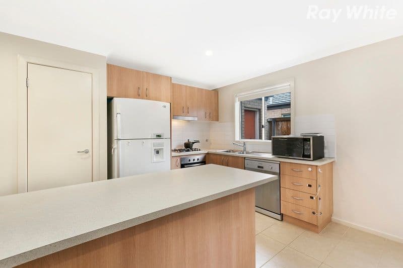3 Albany Crescent, Pakenham VIC 3810, Pakenham - Thumbnail 2