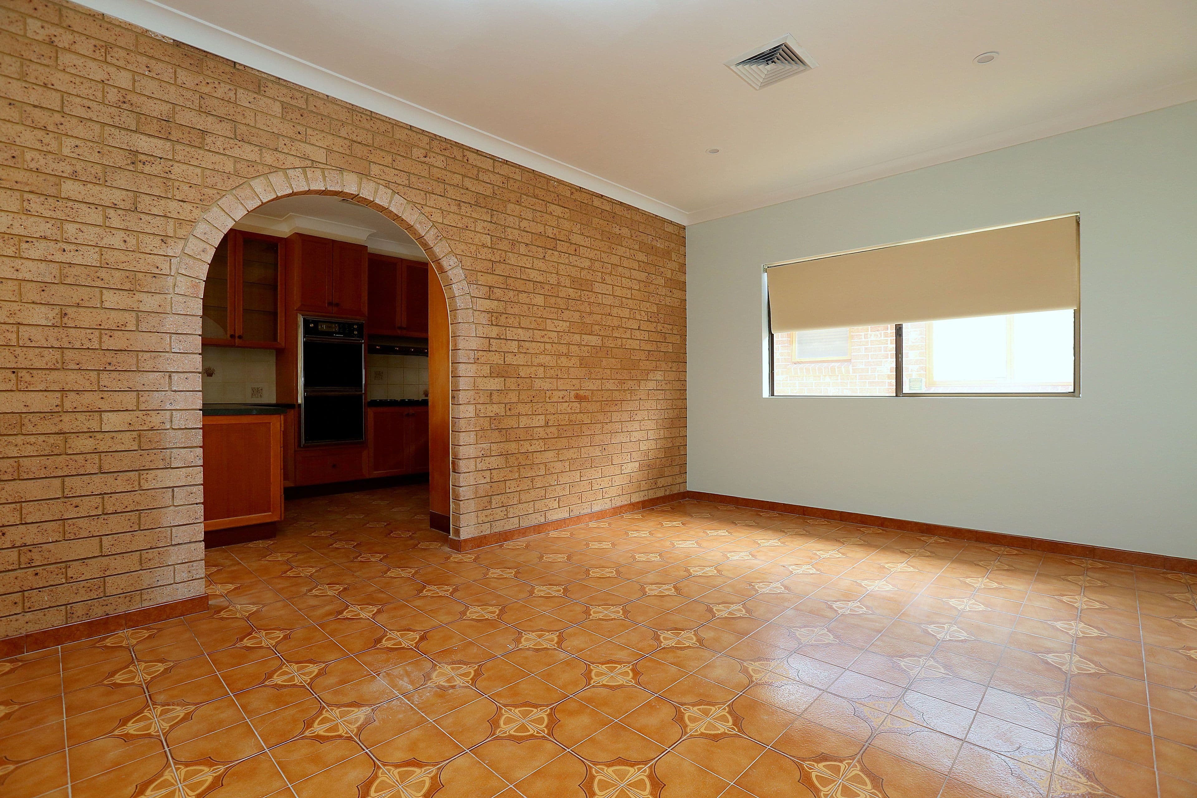 6 Flinders Road, Georges Hall - Thumbnail 2