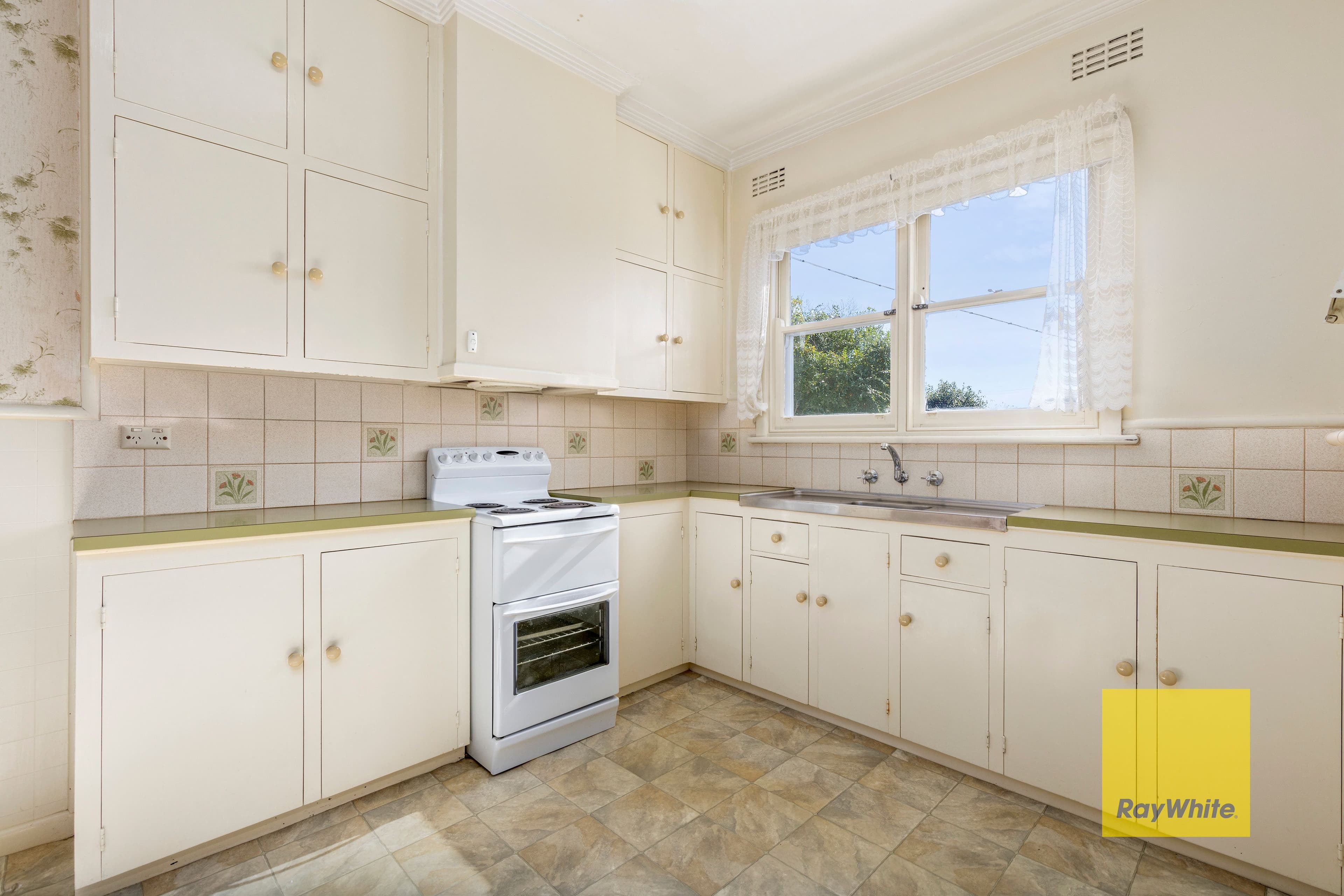 18 Weeroona Avenue, Hamlyn Heights VIC 3215, Hamlyn Heights - Thumbnail 4