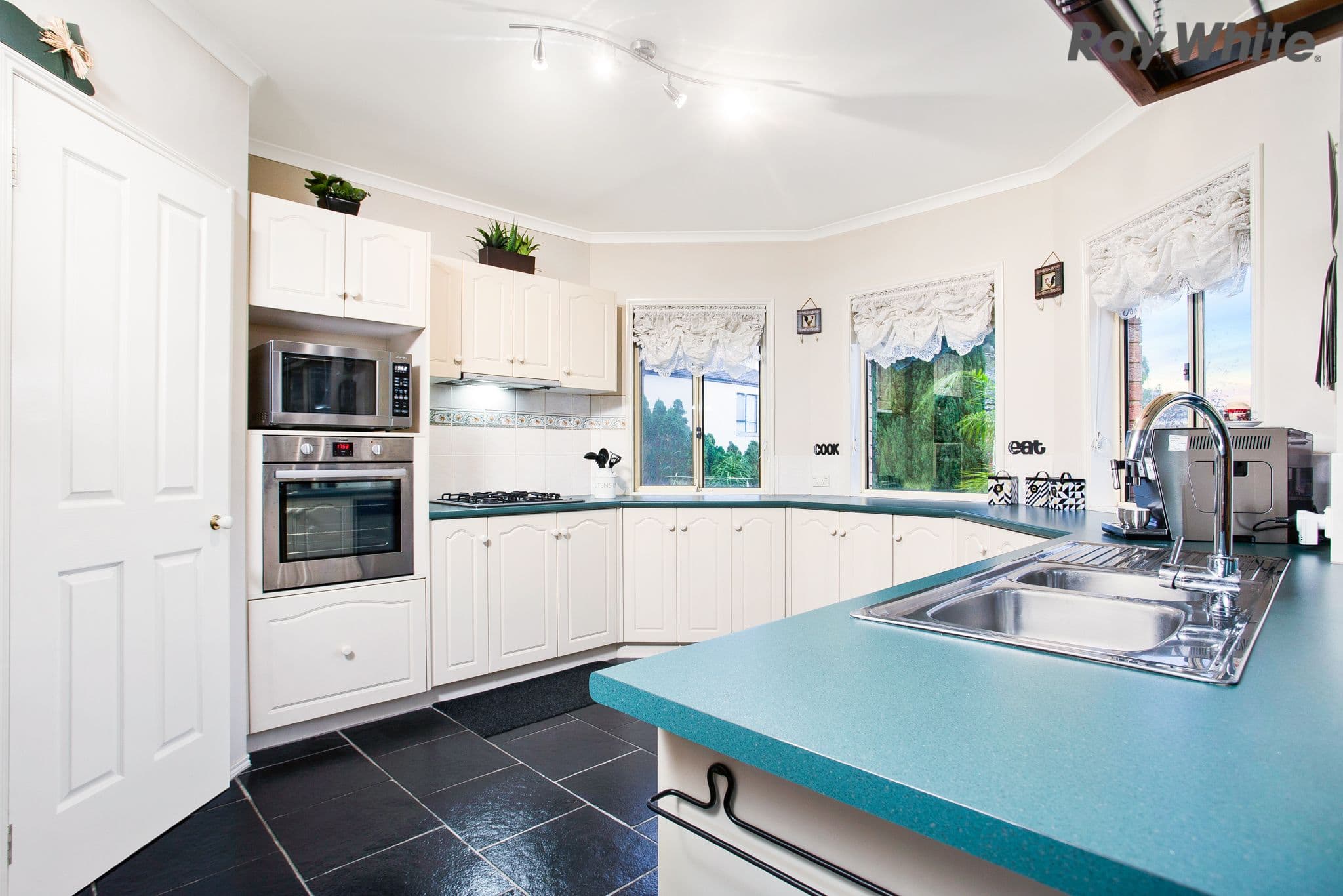 13 Thomas Street, Roxburgh Park VIC 3064, Roxburgh Park - Thumbnail 2