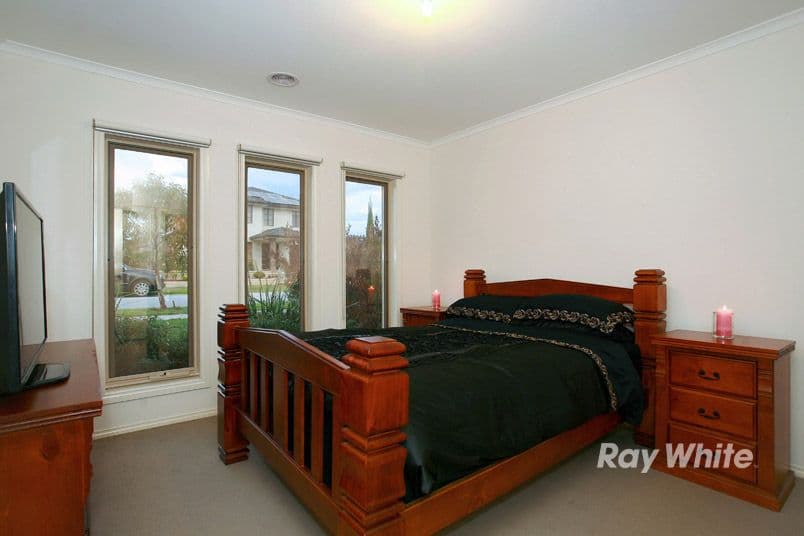 8 Springmount Street, CRANBOURNE NORTH VIC 3977, Cranbourne North - Thumbnail 2