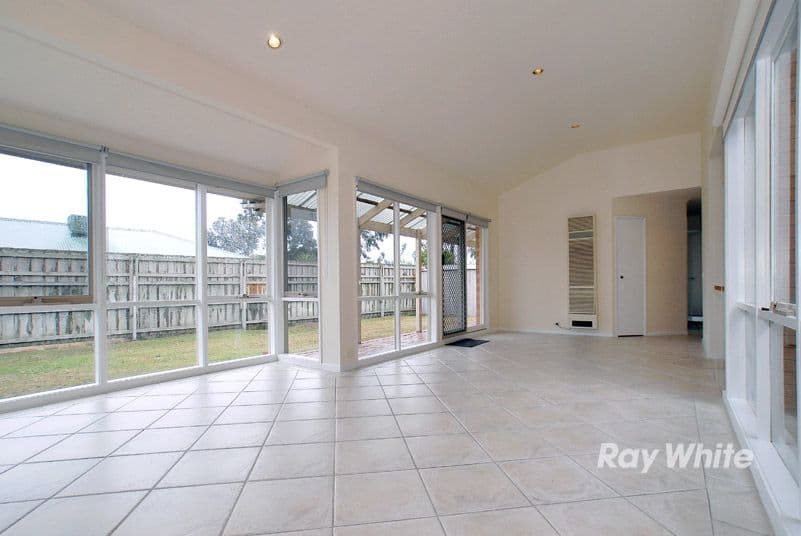 6 Broome Crescent, CRANBOURNE NORTH VIC 3977, Cranbourne North - Thumbnail 2