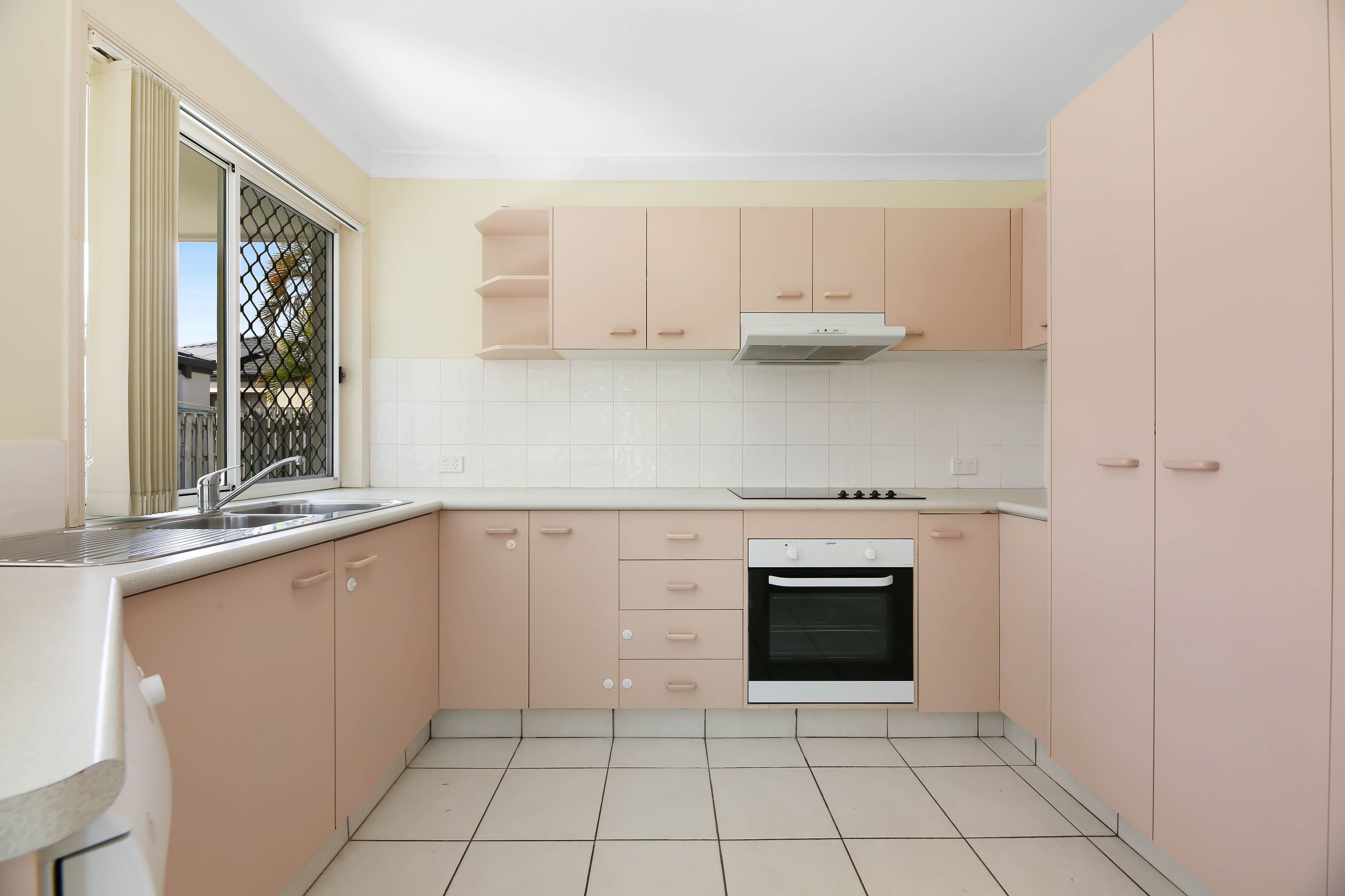 38 Marble Arch Place, Arundel QLD 4214, Arundel - Thumbnail 4