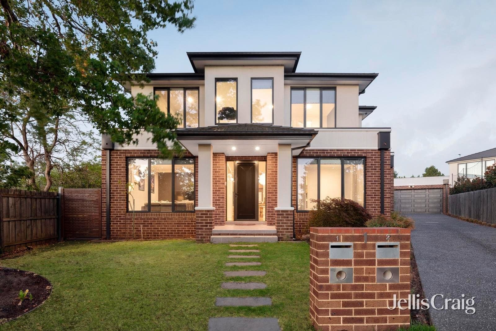 1/1 Fir Court, Mount Waverley, Mount Waverley - Thumbnail 2