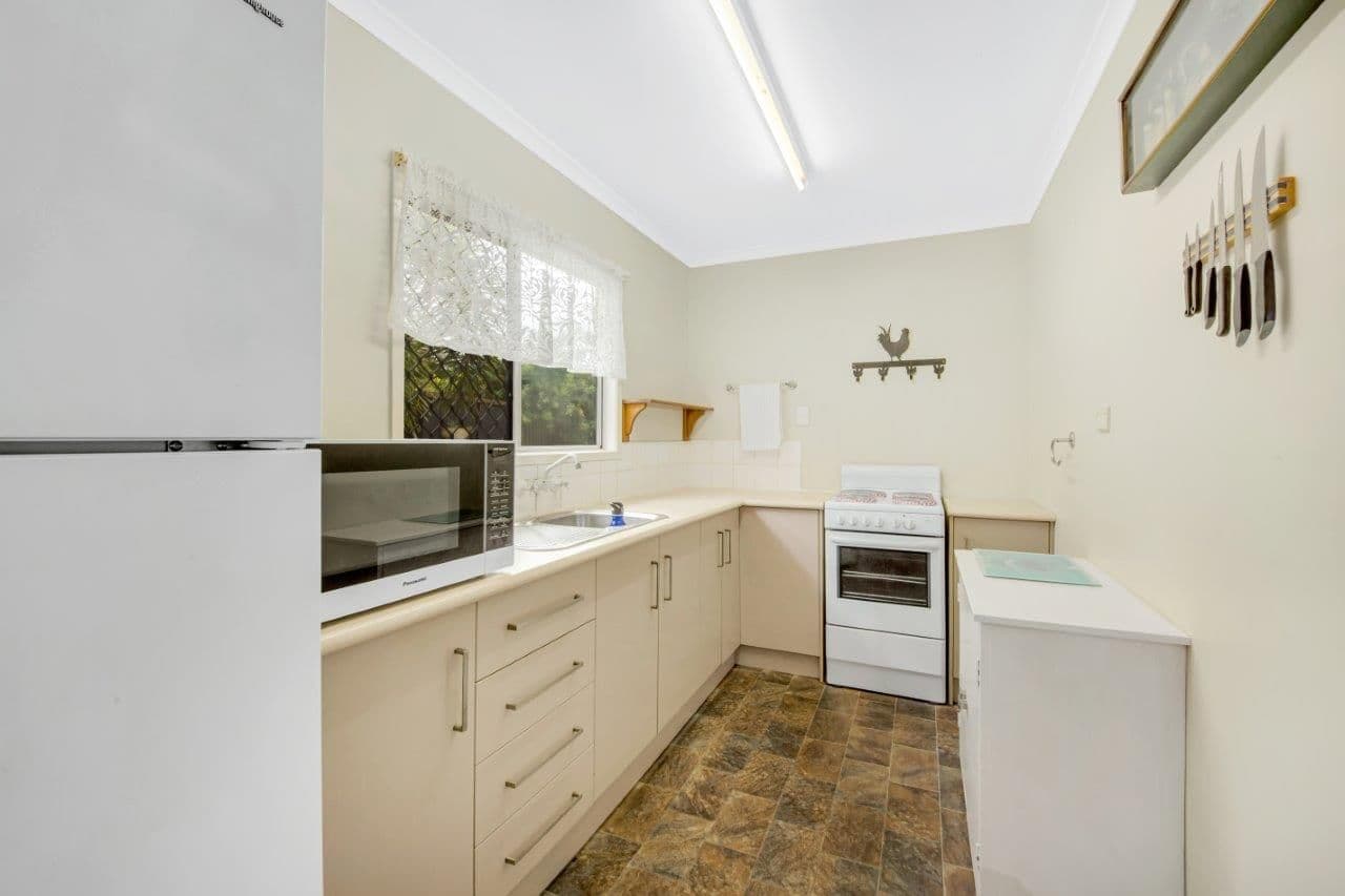 2 Pashley Street, Clinton QLD 4680, Clinton - Thumbnail 2