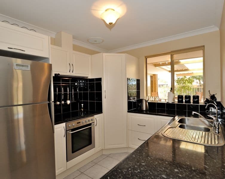 2 Tampico Court, SAFETY BAY WA 6169, Safety Bay - Thumbnail 2
