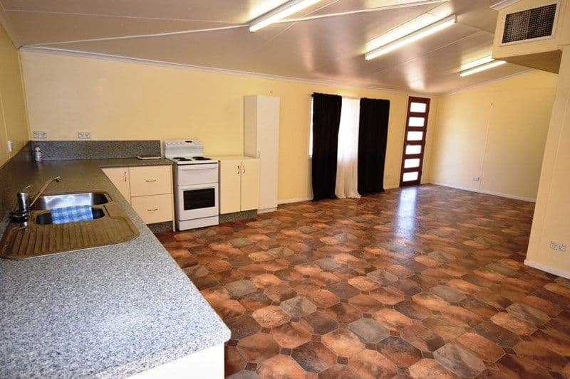121 Wren Street, Longreach QLD 4730, Longreach - Thumbnail 2