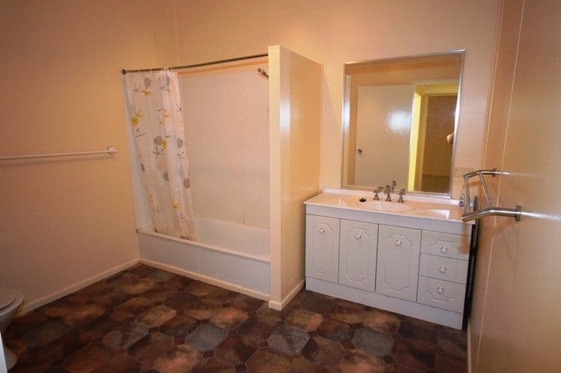 121 Wren Street, Longreach QLD 4730, Longreach - Thumbnail 4