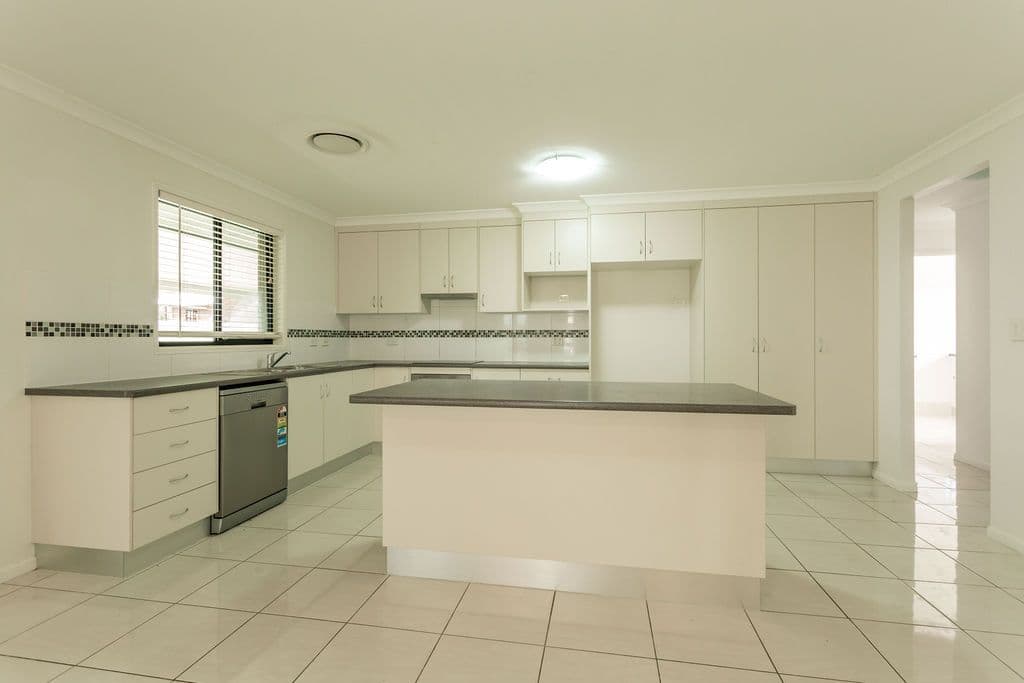 9 Thornton Street, Emerald QLD 4720, Emerald - Thumbnail 2