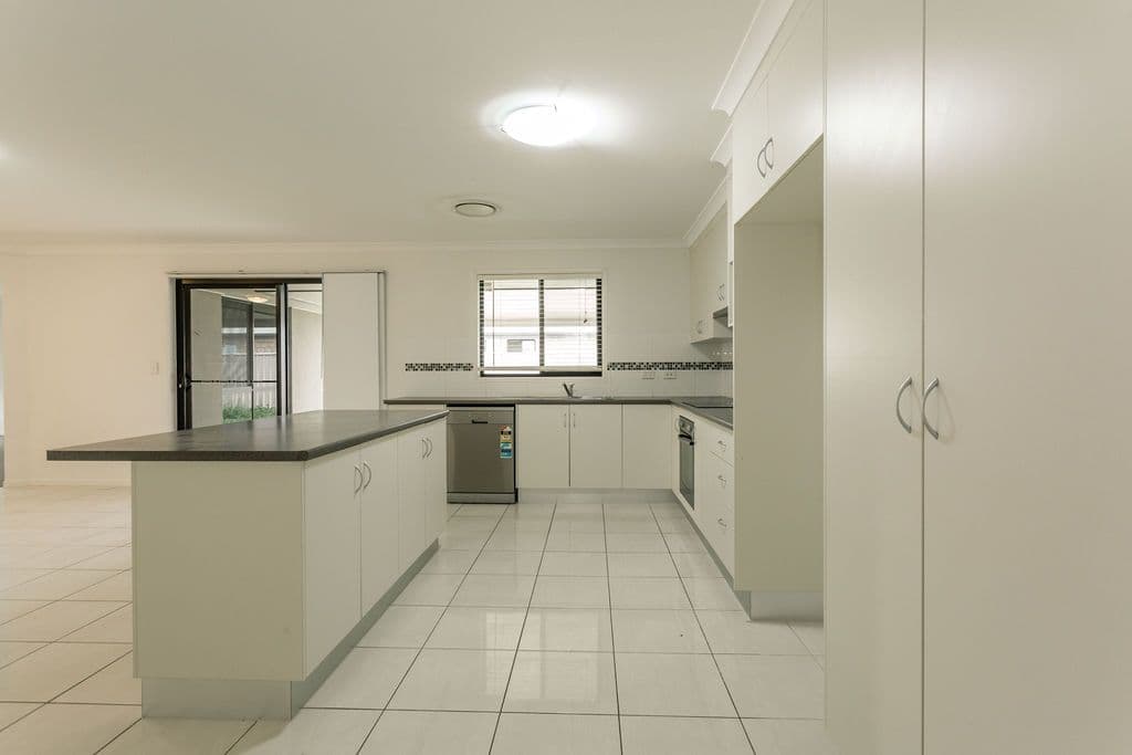 9 Thornton Street, Emerald QLD 4720, Emerald - Thumbnail 3