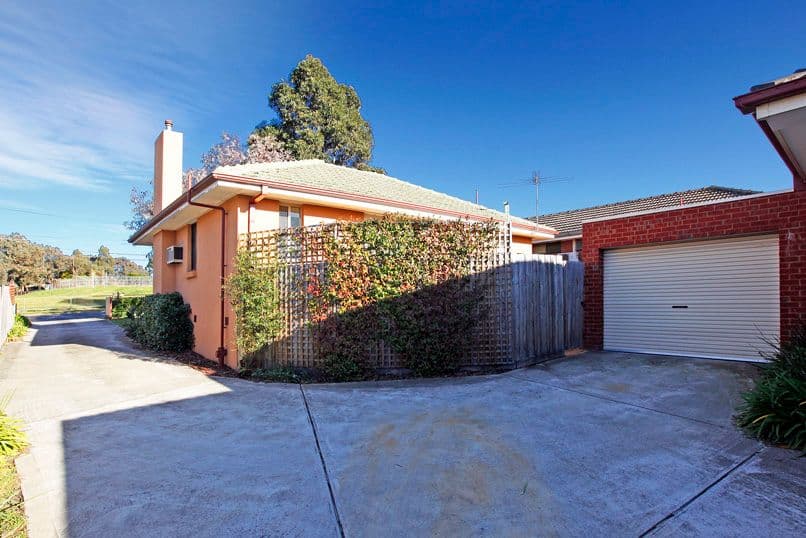 10 Gisborne Crescent, RESERVOIR VIC 3073, Reservoir - Thumbnail 2