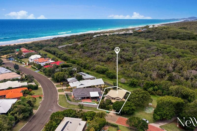 3 Moonbeam Crescent, Castaways Beach - Thumbnail 2