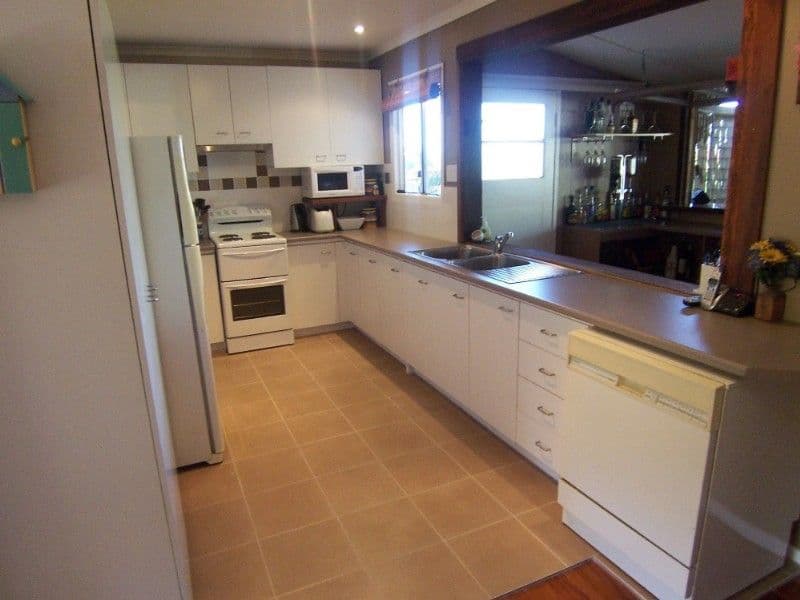100 Wemvern Street, UPPER MOUNT GRAVATT QLD 4122, Upper Mount Gravatt - Thumbnail 2