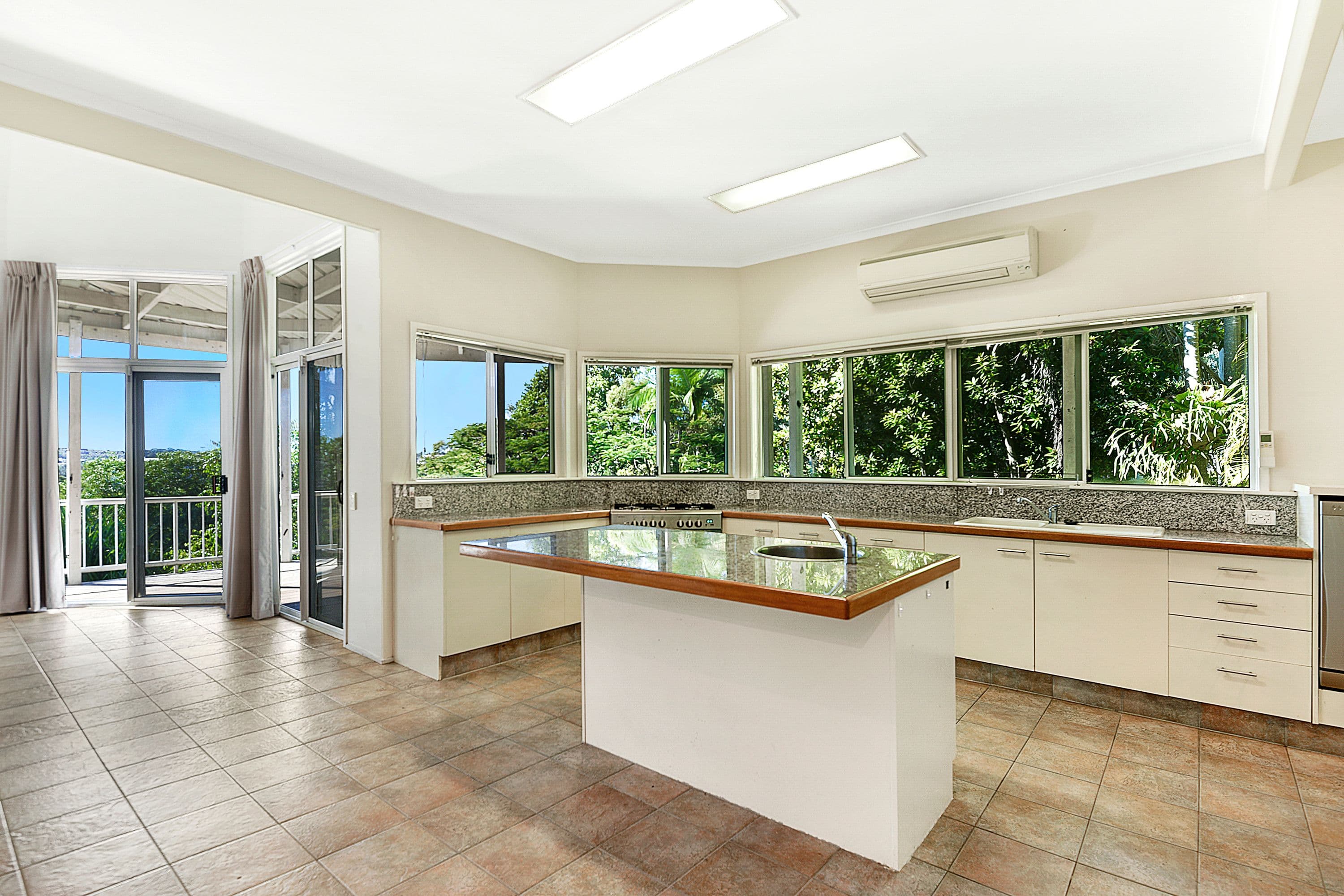 22 Amethyst Court, Carrara QLD 4211, Carrara - Thumbnail 2