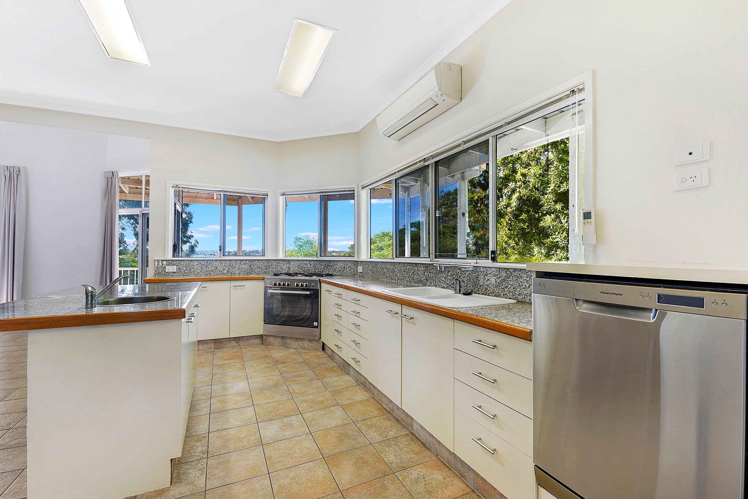 22 Amethyst Court, Carrara QLD 4211, Carrara - Thumbnail 3