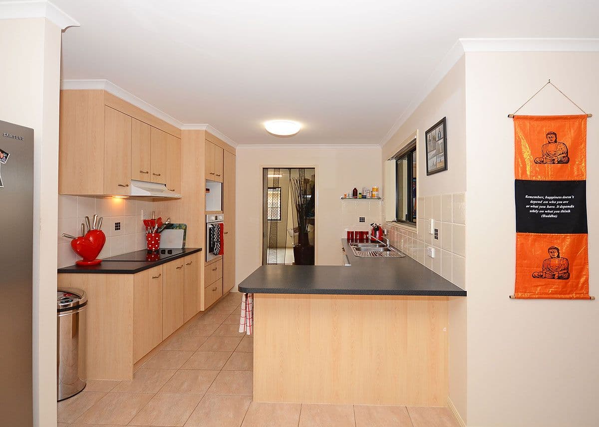 8 Phar Lap Court, POINT VERNON QLD 4655, Point Vernon - Thumbnail 5