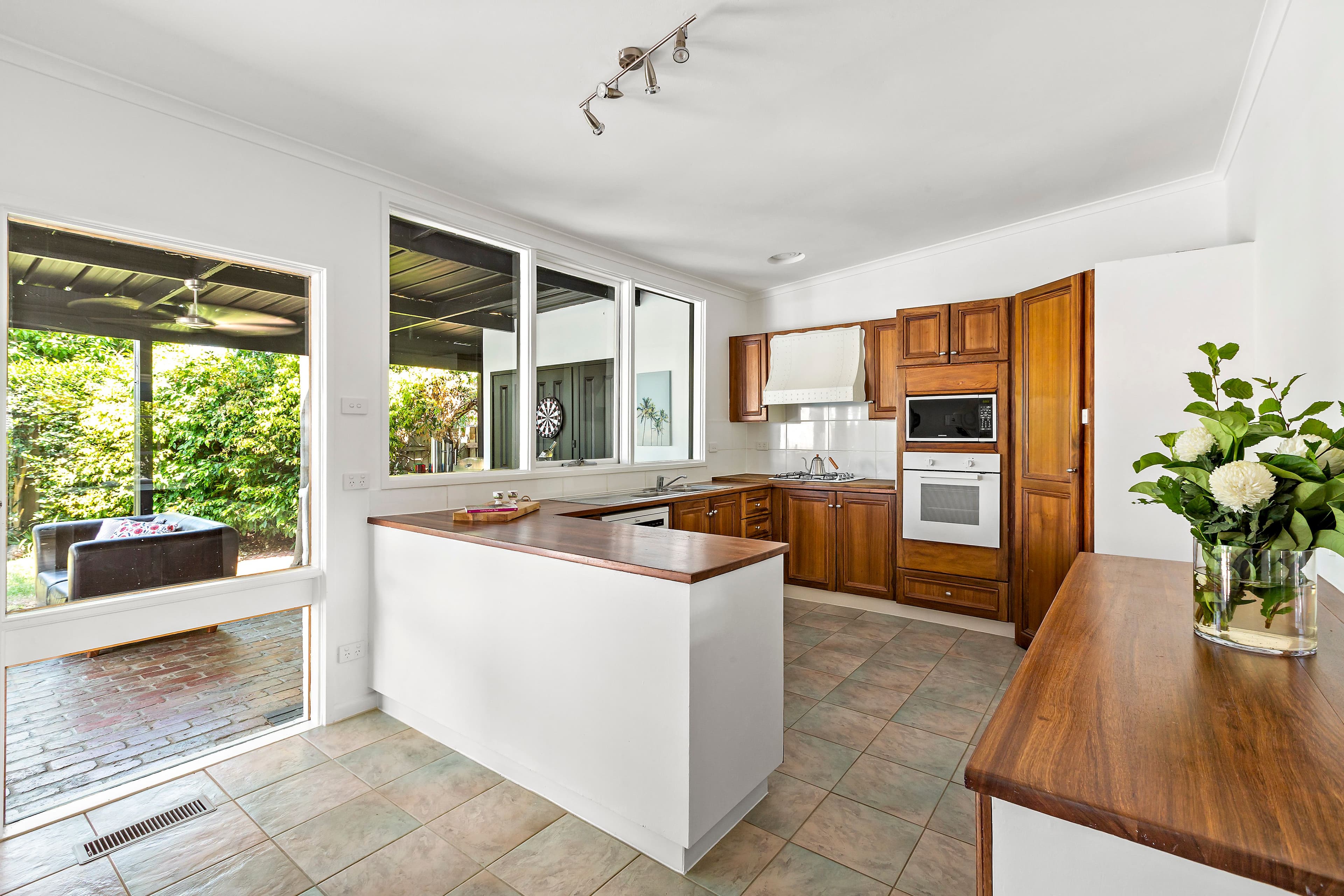 4 Fleetwood Crescent, Frankston South VIC 3199, Frankston South - Thumbnail 2