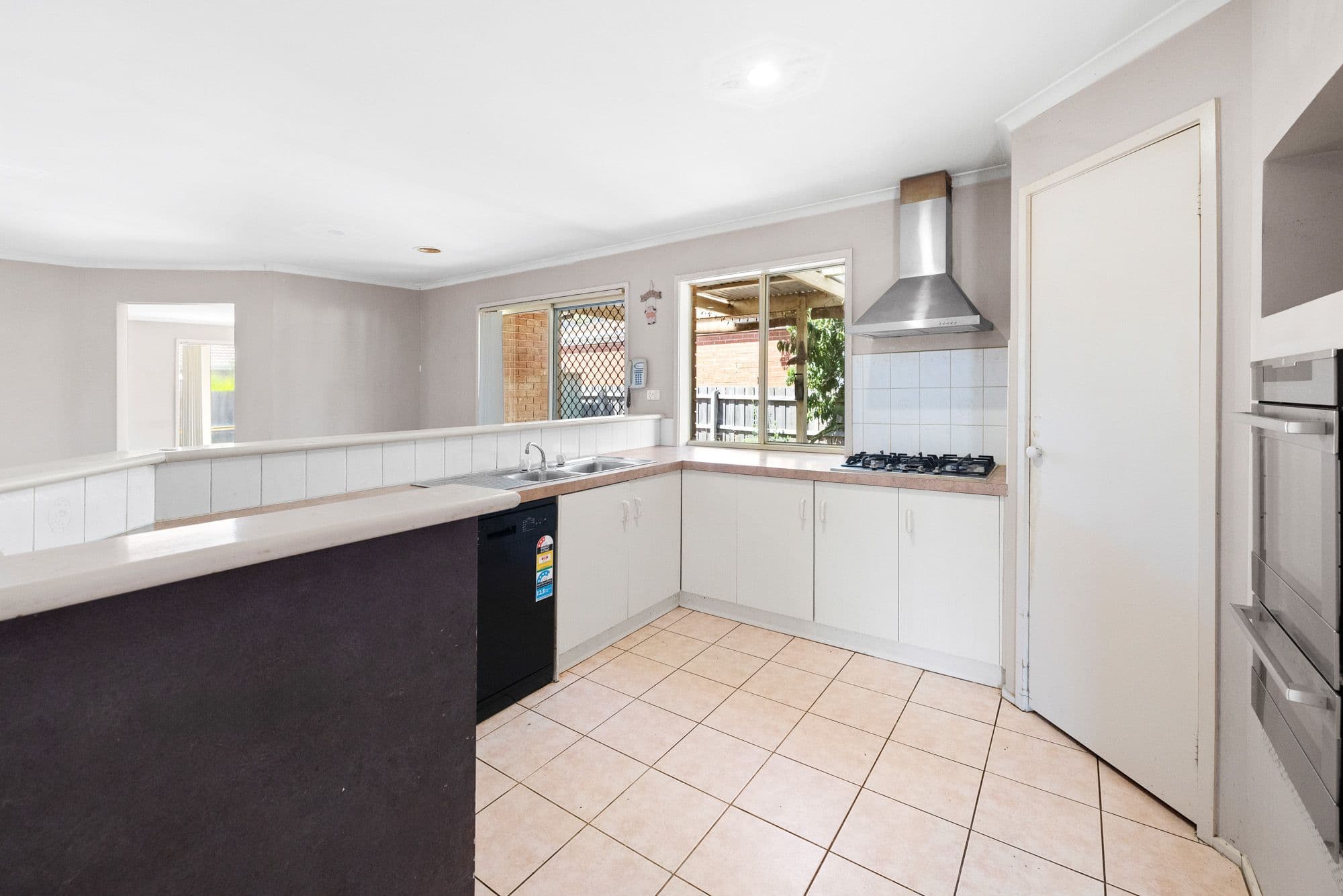4 Holmesdale Close, Werribee VIC 3030, Werribee - Thumbnail 2
