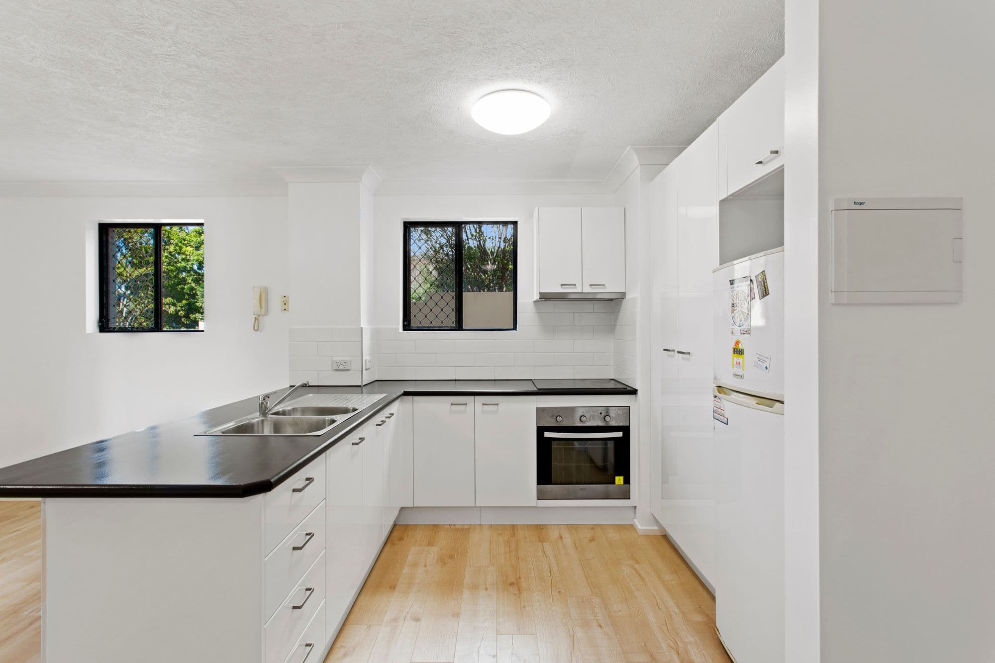 16 Waverley Street, Southport QLD 4215, Southport - Thumbnail 2