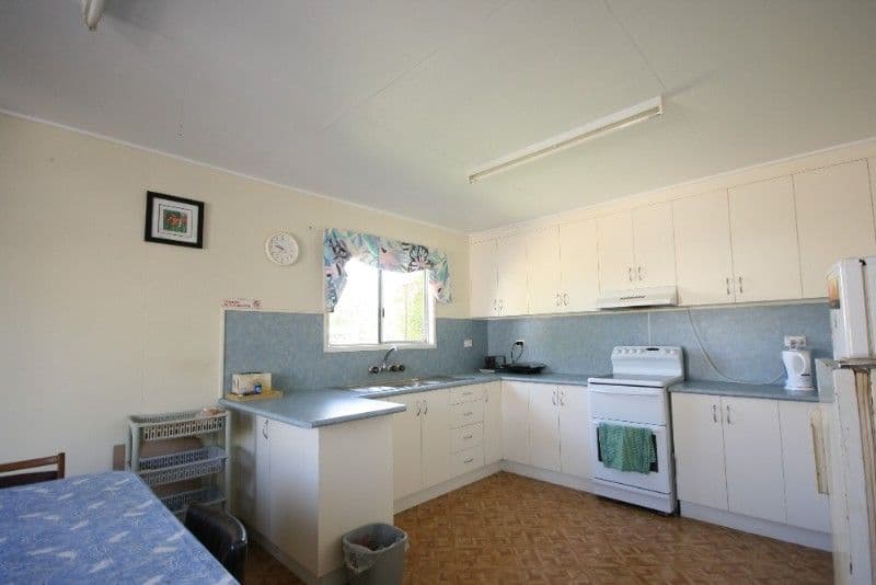 29 Cemetary Road, SARINA QLD 4737, Sarina - Thumbnail 3