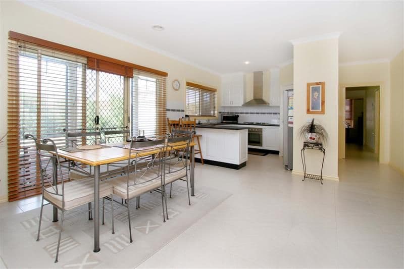 14 Renfrey Gardens, CAROLINE SPRINGS VIC 3023, Caroline Springs - Thumbnail 3