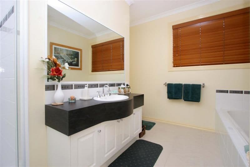 14 Renfrey Gardens, CAROLINE SPRINGS VIC 3023, Caroline Springs - Thumbnail 7