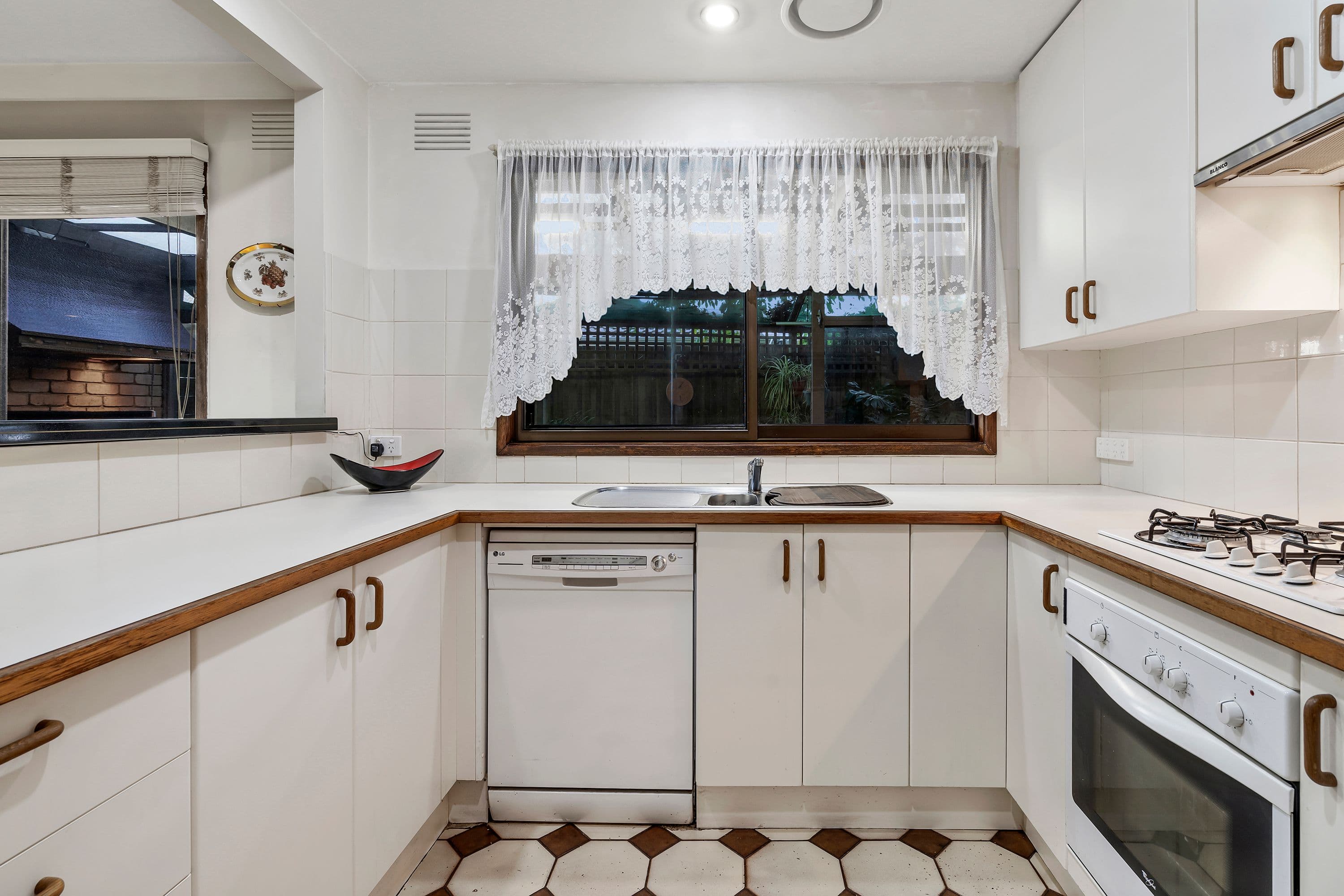 5 Windermere Crescent, Mulgrave VIC 3170, Mulgrave - Thumbnail 2