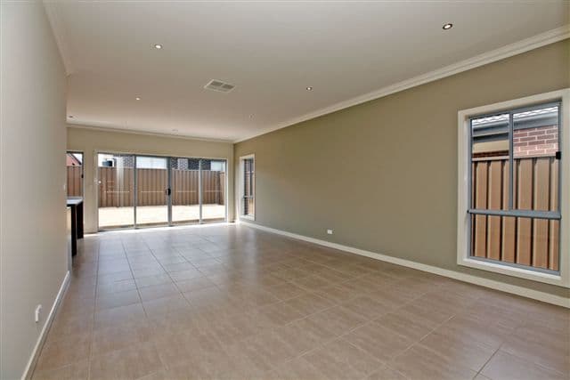 9 Clarendon Street, CRAIGIEBURN VIC 3064, Craigieburn - Thumbnail 3