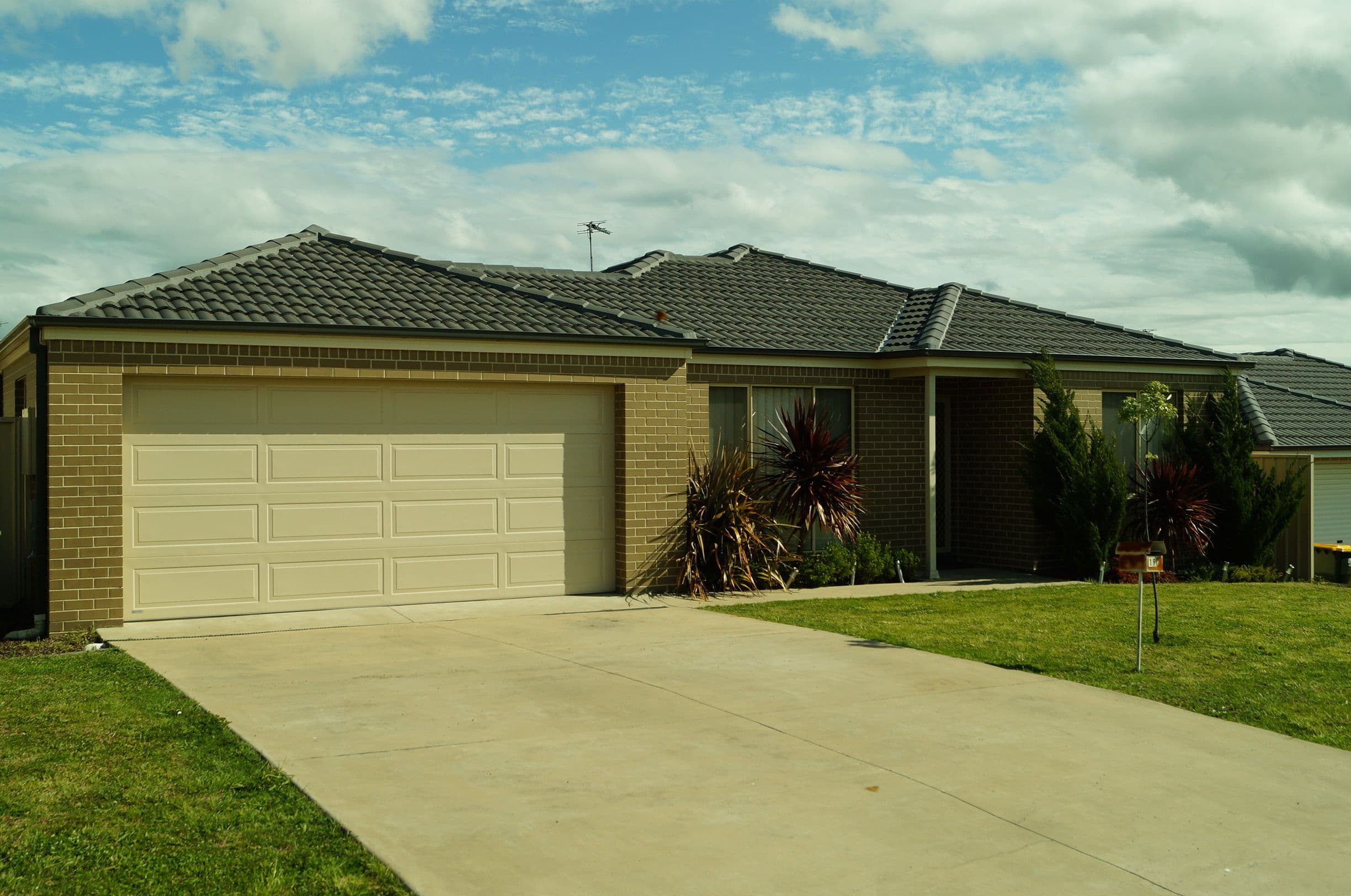 19 Begonia Place, Orange - Image 1