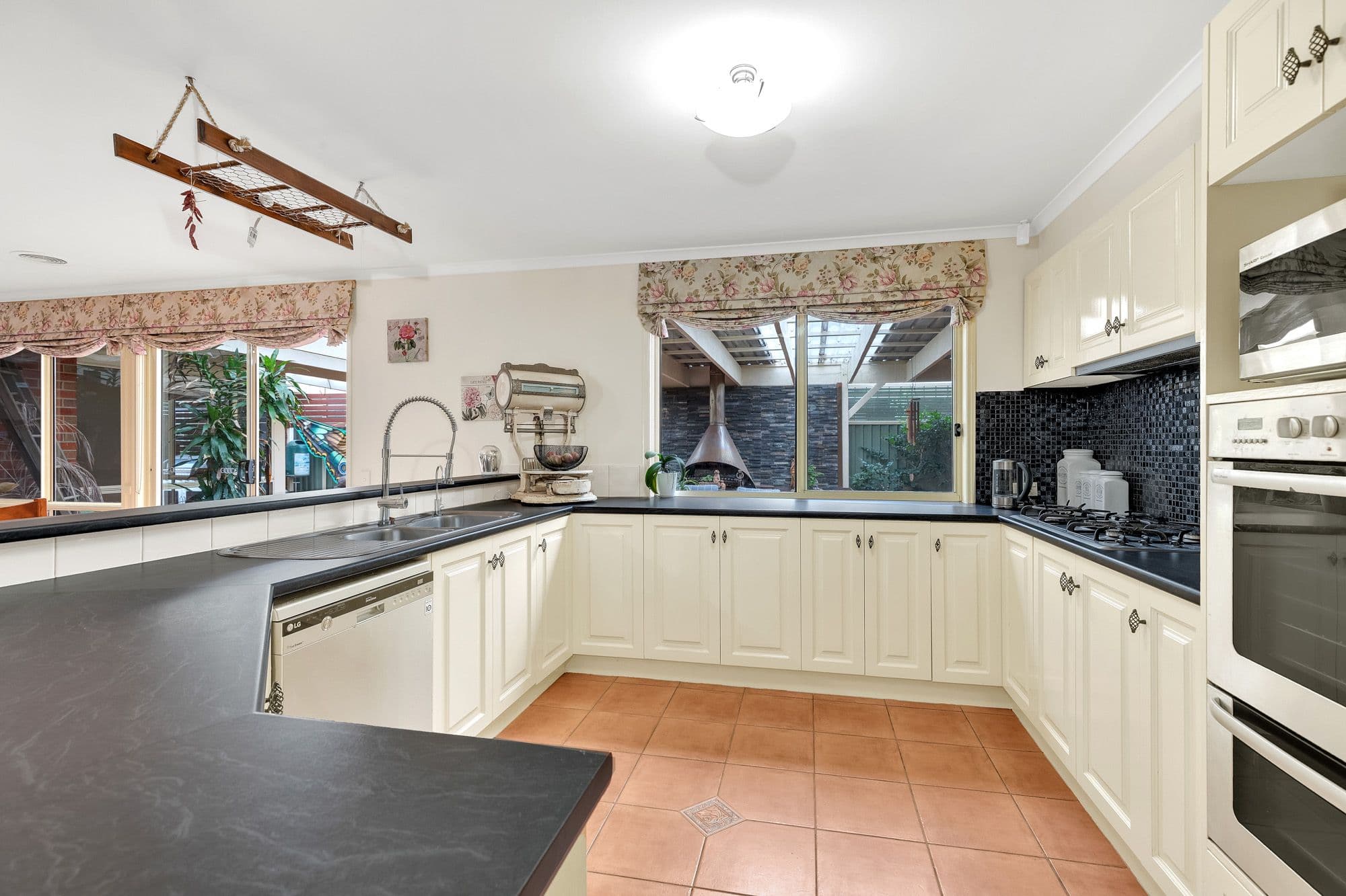 10 Huntington Court, Werribee VIC 3030, Werribee - Thumbnail 4